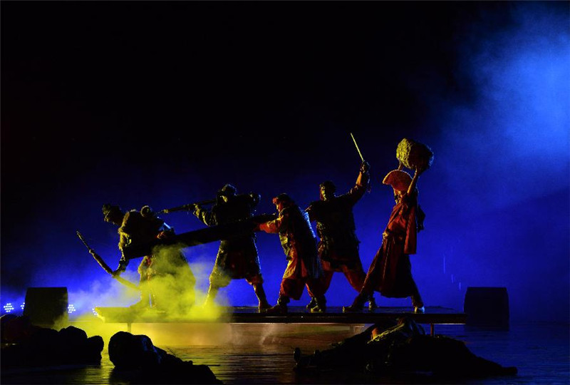 这是8月2日在西藏日喀则江孜县拍摄的原生态实景剧《江孜印迹》演出现场。