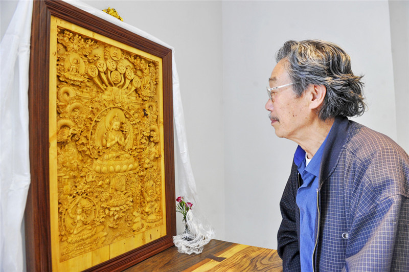中国美术家协会会员、国家一级美术师、西藏美协顾问余友心先生在审视童永全的精品唐卡(8月29日摄)。新华社记者 张汝锋 摄