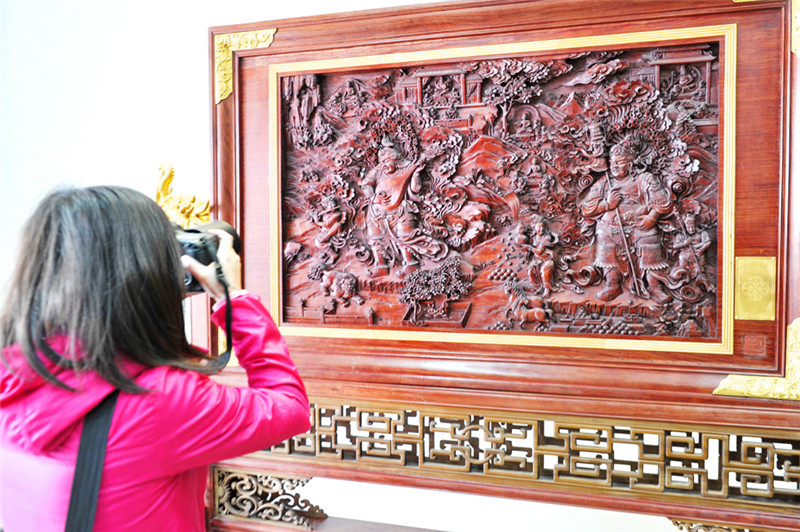 一名参观者在拍摄童永全的木雕唐卡作品(8月29日摄)。新华社记者 张汝锋 摄