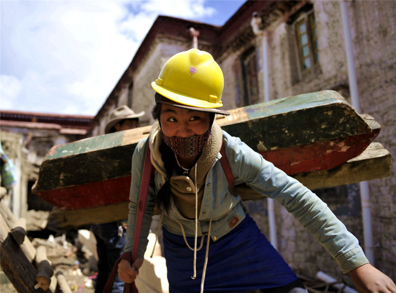 8月28日，工人将能用的横梁进行处理后安装回原来的地方。新华社记者晋美多吉摄