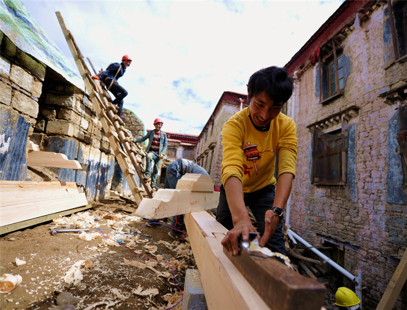 8月28日，工人在施工现场工作。新华社记者晋美多吉摄