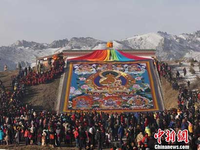 甘南藏区百余个寺院迎来了传统节日"晒佛节"