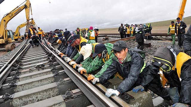 青藏铁路改造工程唐古拉站拨接完成