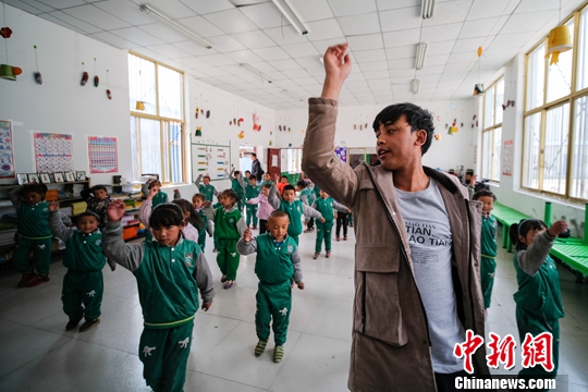 在学龄阶段就可以像其他西藏孩子一样享受义务教育以及贫困家庭子女