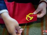 西藏民众缝制党旗庆祝建党百年