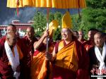 班禅在西藏佛学院为僧尼举行灌顶仪式