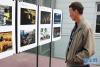 5月3日，在斯洛伐克考门斯基大学，当地民众参观“中国故事·中国西藏”主题图片展。