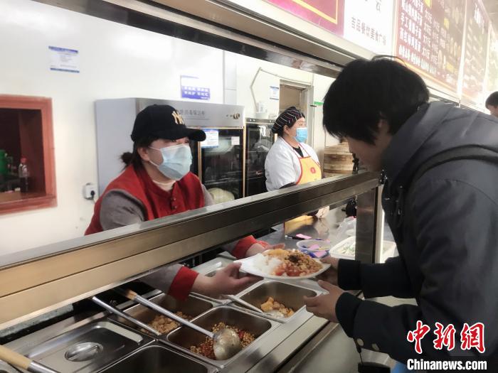 3月17日,西藏大学学生食堂工作人员提醒用餐学生节约粮食,避免