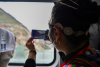 复兴号列车上的乘客用手机记录沿途风景。（2021年6月25日摄）新华社记者 晋美多吉 摄