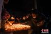 12月29日，僧众在拉萨色拉寺点燃酥油灯。 中新社记者 贡嘎来松 摄