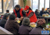 1月28日，志愿者为孤寡老人送节日礼品。（图片由白朗县妇女联合委员会提供）