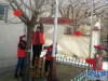  1月28日，志愿者在养老院挂灯笼。（图片由白朗县妇女联合委员会提供）
