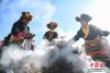 图为西藏拉萨市曲水县茶巴朗村村民在春耕仪式前煨桑。 中新社记者 贡嘎来松 摄
