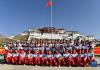 3月28日，布达拉宫广场举行升国旗仪式，庆祝西藏百万农奴解放纪念日。这是学生代表在合影留念。