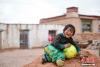图为西藏那曲市双湖县多玛乡正在玩耍的孩子。 贡嘎来松 摄