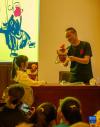 7月29日，泉州市提线木偶戏传承保护中心国家一级演员沈苏革（右）在展览上为拉萨小学生讲解木偶戏。新华社记者 刘洲鹏 摄