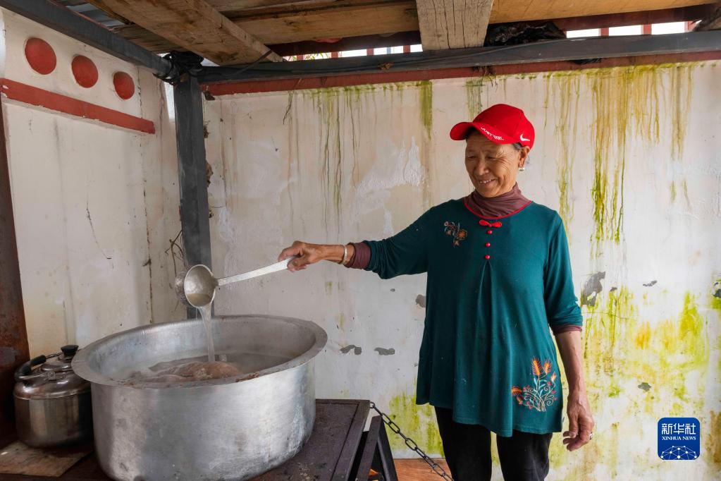 岗藏村的居民在家中做菜（5月29日摄）。新华社记者 陈尚才 摄