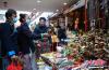 2月8日，西藏拉萨，民众在八廓商城选购年货“隆果”（藏语，一种用陶瓷、石膏等不同材质制作的“塑彩羊头”）。