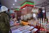 2月8日，西藏拉萨，市民在八廓商城选购年货酥油花。