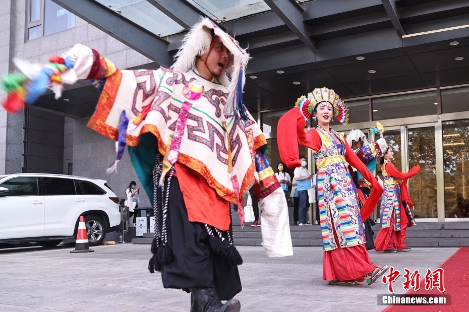 图为藏式迎宾舞蹈。中新社记者 蒋启明 摄