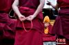 图为陪考僧人围绕藏传佛教五部经典向考僧提问。中新社记者 贡嘎来松 摄