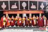 图为12名获得藏传佛教格西拉让巴学位的僧人合影留念。中新社记者 贡嘎来松 摄