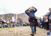 3月31日，在林芝市第二十一届桃花旅游文化节民俗体育活动中拍摄的抱石头比赛。新华社记者 丁汀 摄