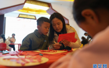西藏：高原孩子体验剪纸艺术
